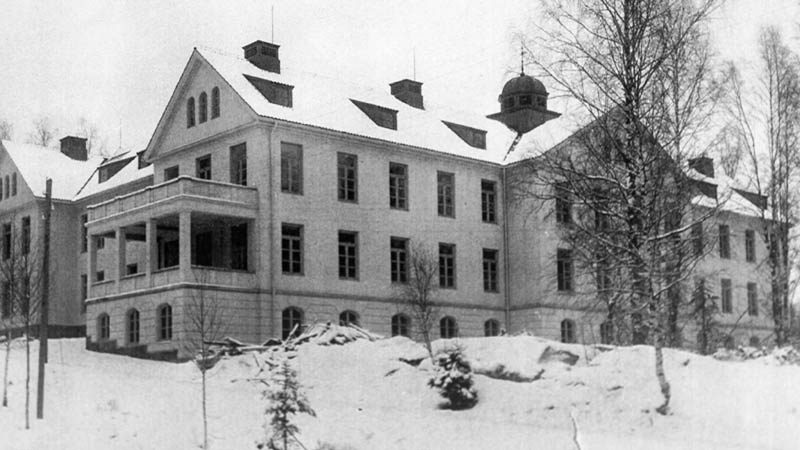En svartvit bild på gamla Torsby sjukhus.