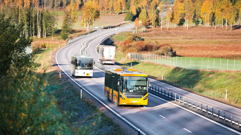 Buss på en landsväg.