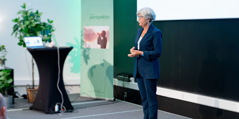 Föreläsare står på en scen