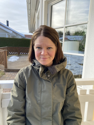 Emma Åkessonklädd i vinterjacka.