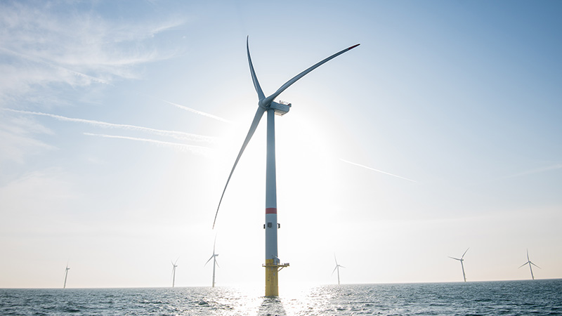 Vindkraftverk i havet.