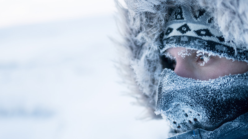 Person i frost, snö och kyla.