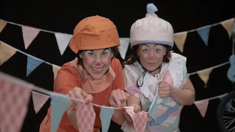 Två Röda Prickar på Picknick