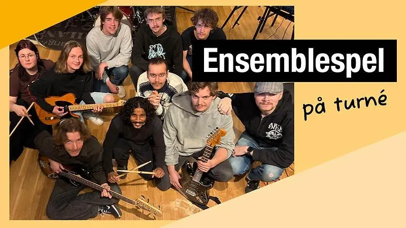 Deltagarna i ensemblespelet sitter på golvet. Texten Ensemblespel på turné är skrivet på fotografiet.
