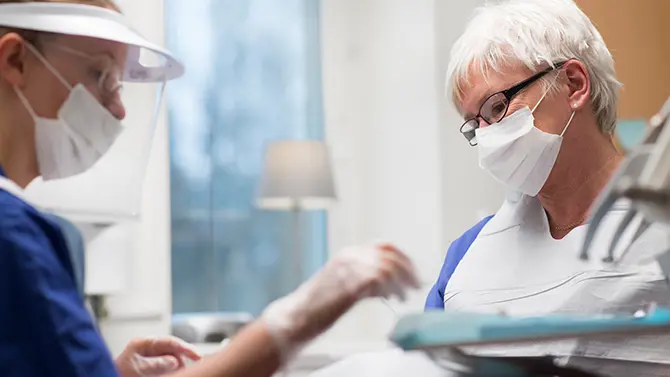 tandvårdspersonal utför behandling