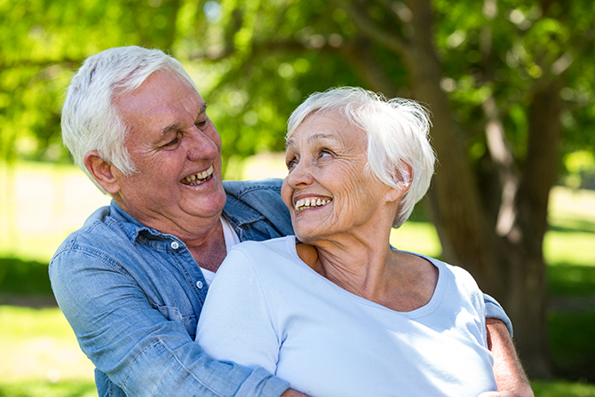 äldre par tittar leende på varandra