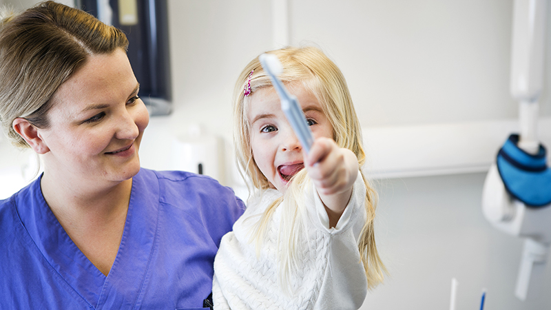 tandsköterska med barnpatient