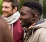 Mörkhyad kille med vänner