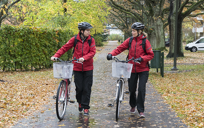 Läkare från Region Värmland och sjuksköterskor från Karlstads kommun arbetar tillsammans. Ofta cyklar de till de äldre.