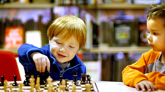 Två barn spelar schack
