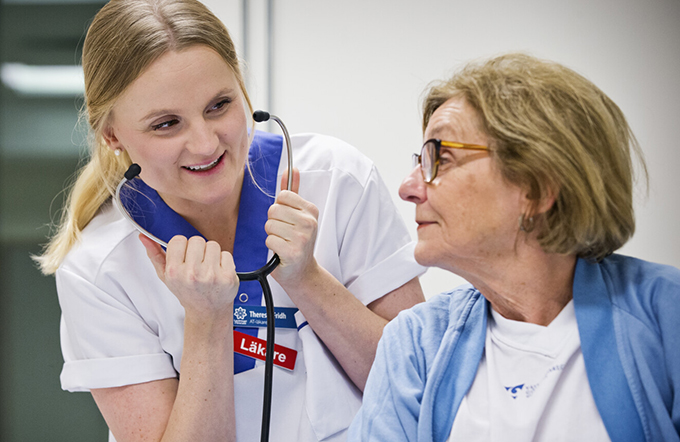 Läkare med stetoskop och patient.