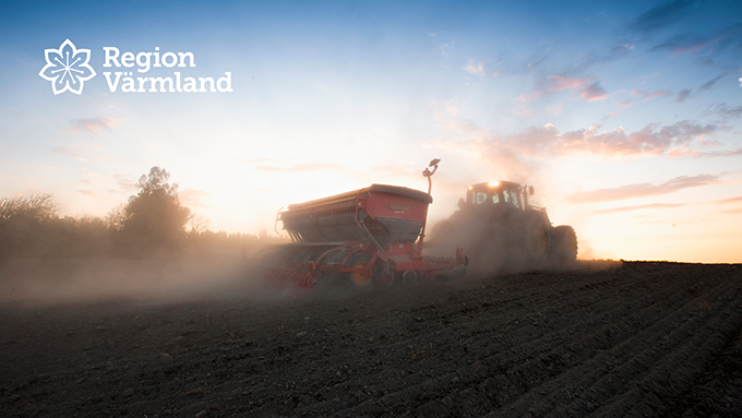 Traktor som brukar en åker.