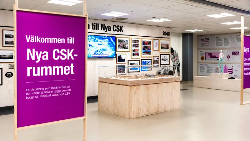 Visar utställningen med tavlor, monter och informationsskyltar.
