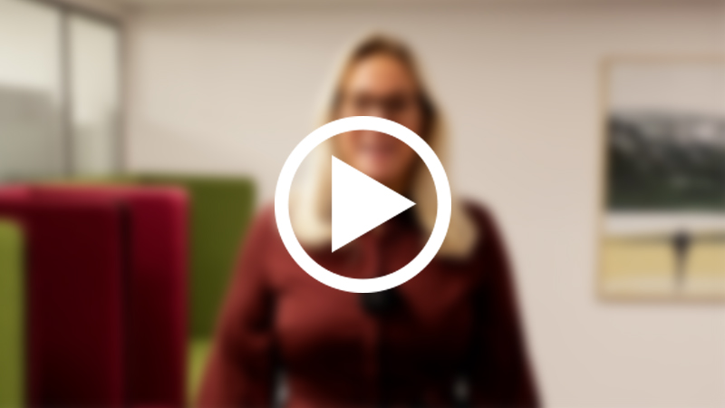 Porträtt i oskärpa med skarp playsymbol för att visa att det finns ett videoklipp.