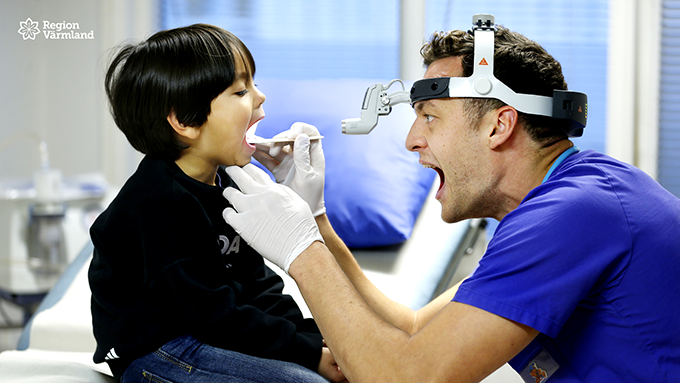 Läkare undersöker barn.