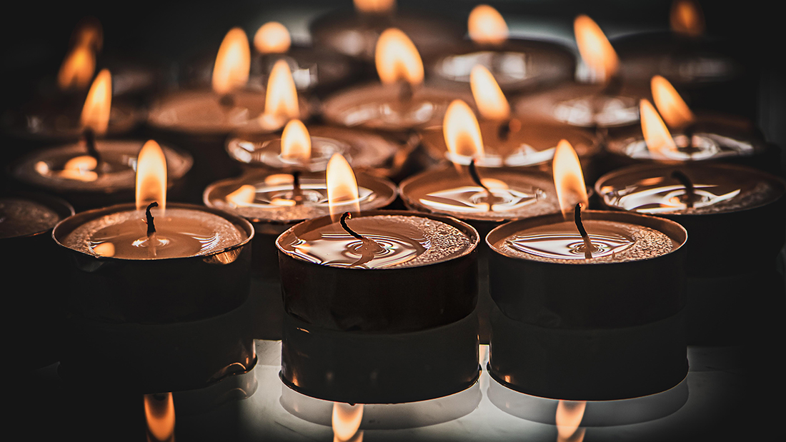 Flera brinnande värmeljus.