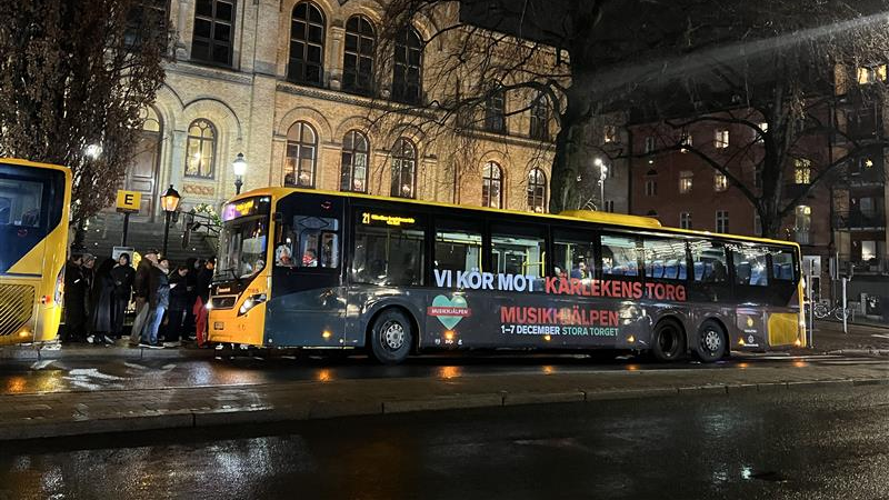En buss som är stripad med "Vi kör mot Kärlekens torg, Musikhjälpen"