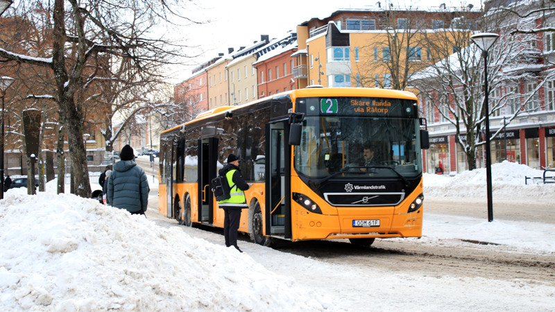 Gul stadsbuss på Stora torget i Karlstad i vinterväder