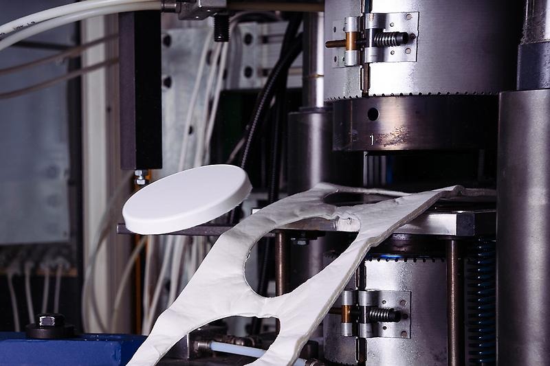 En maskin som trycker lock.