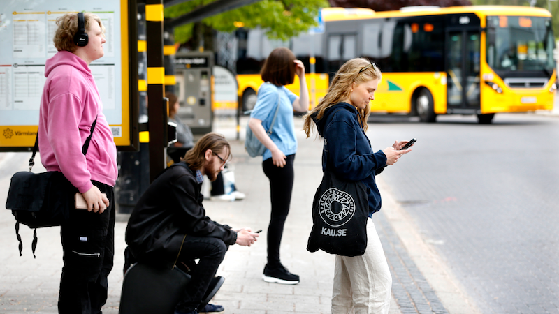 Studenter som väntar på bussen vid Karlstads universitet 