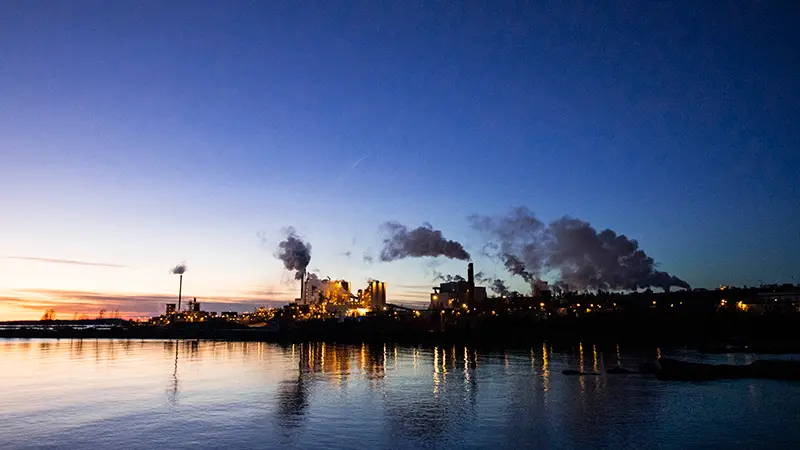 Stora Ensos anläggning vid vattnet fotograferad i morgonljus.