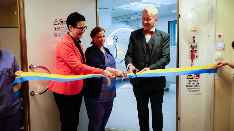 Bandklippning när magnetkameran invigdes den 29 januari 2025.