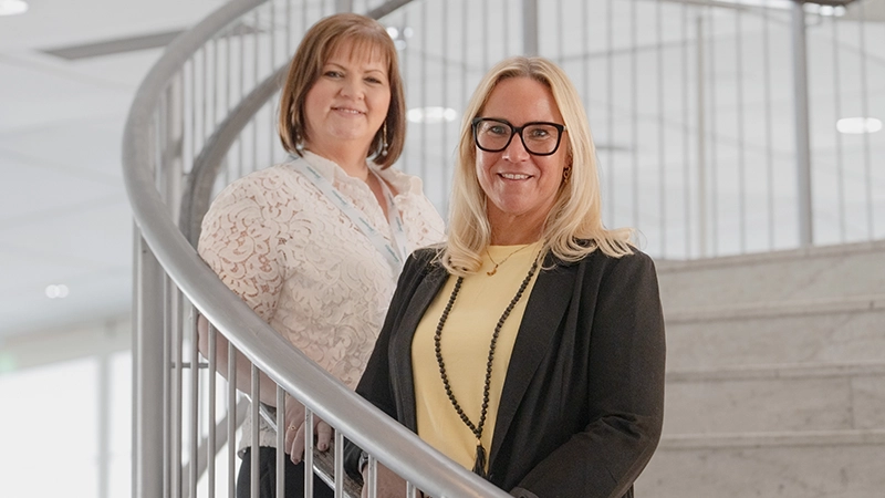 Två kvinnor i en trappa.