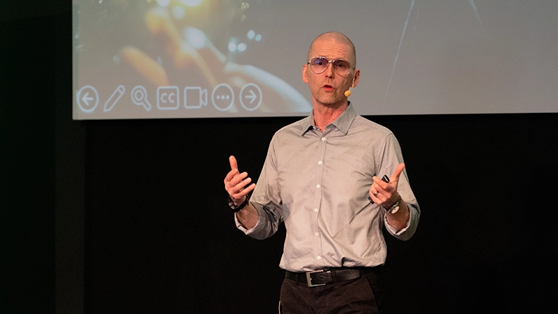 En man pratar på en scen.