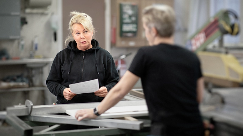 Två personer i en verkstad.