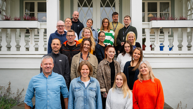 Gruppbild på personalen på nya HVB-hemmet Kvarnbacken