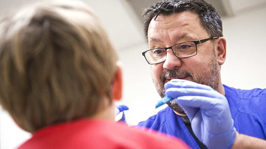 Läkare undersöker en patient.