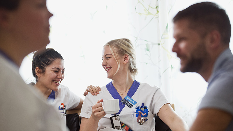 Vårdpersonal samtalar och fikar.