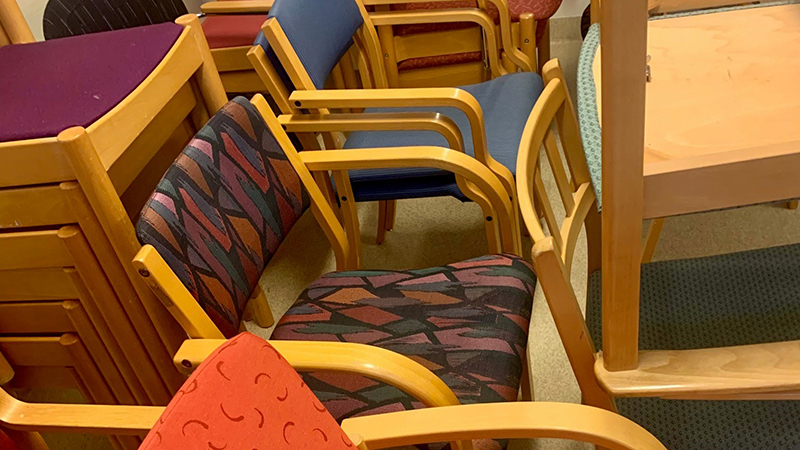 Hög med olika stolar.