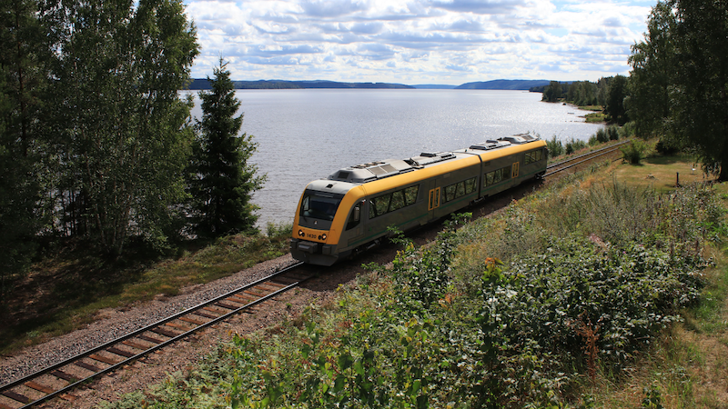 Ett Värmlandstrafikståg som åker på Fryksdalsbanan, det är sommar.