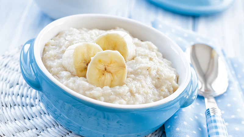 en skål gröt med banan