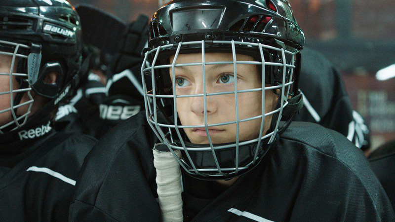 En pojke med hockeyhjälm.