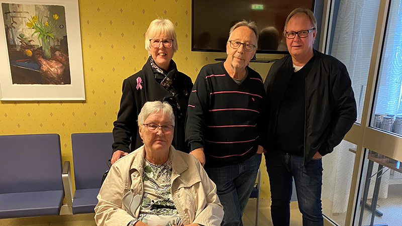 Gruppbild på fyra äldre personer, två kvinnor och två män, en av kvinnorn sitter i rullstol.