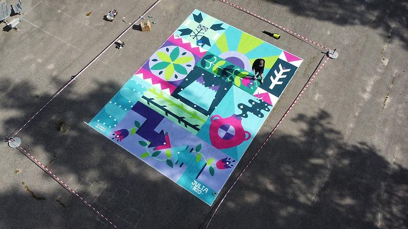 Vy uppifrån på stor färgglad målning på marken