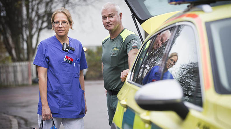 Läkare Ulrika Svensson och sjuksköterska Nils Fogelquist bemannar den mobila akutbilen som utgår från akutmottagningen på Centralsjukhuset i Karlstad.