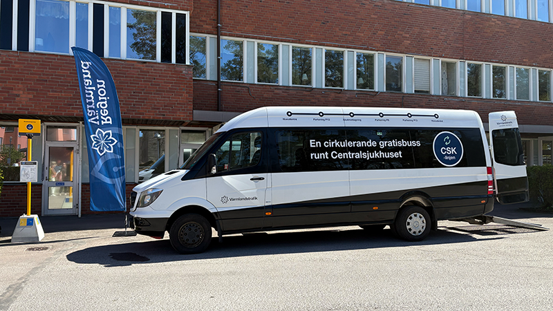 Vit buss som det står CSK-linjen på.