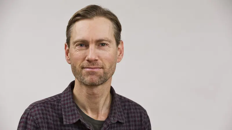 Färgporträtt Stefan Barkman.