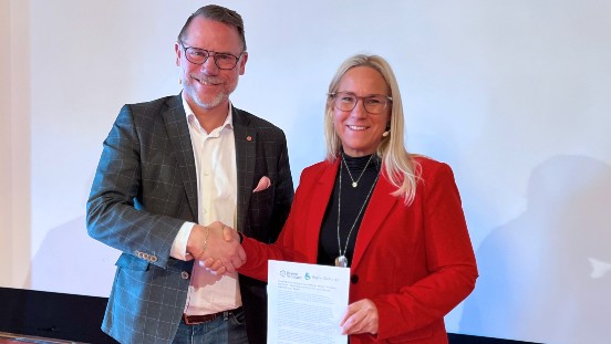 Andreas Svahn och Åsa Johansson skakar hand.