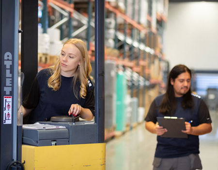 Kvinna och man i ett lager.