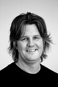 Svartvit ansiktsbild av Fredrik Uvefalk.
