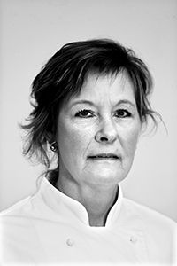 Svartvit ansiktsbild av Lena Larsson.