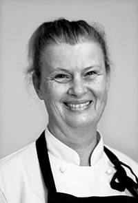 Svartvit ansiktsbild av Anna-Karin Ollenberg.