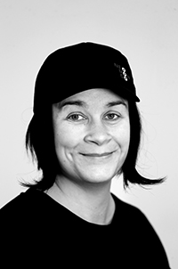 Svartvit ansiktsbild av Lina Larsson.