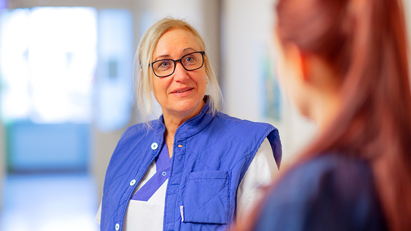 Möte mellan två personer, närbild på en kvinnas ansikte.