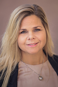 Porträttfoto av Lisa Carlsson som är biträdande rektor på Klarälvdalens folkhögskola.