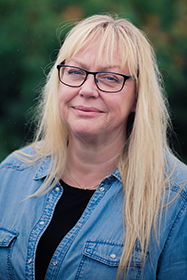Porträttfoto av Monica Haglund administratör på Klarälvdalens folkhögskola.